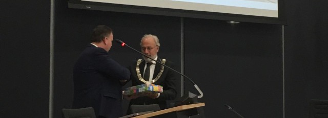 Burgemeester krijgt Bijbel.jpg
