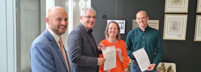 Afbeelding overhandiging manifest oog voor gezinnen (1).JPG